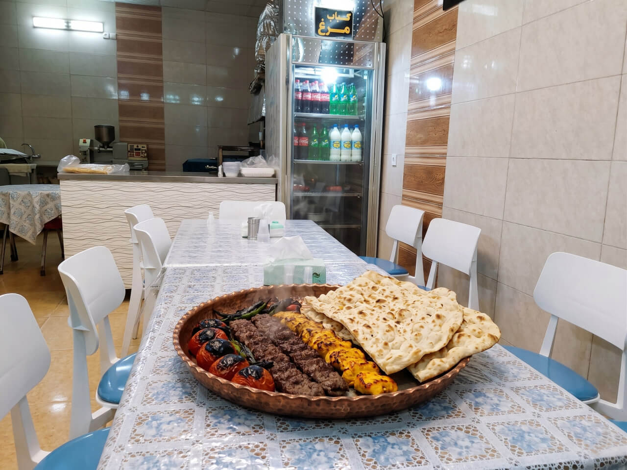 محیط دنج کباب سرای ابوالفضل